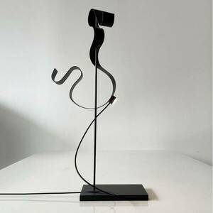 Knikerboker Curve LED asztali lámpa, fekete kép