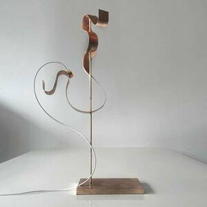 Knikerboker Curve LED asztali lámpa, bronz kép