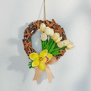 Rattan koszorú tulipánokkal kép