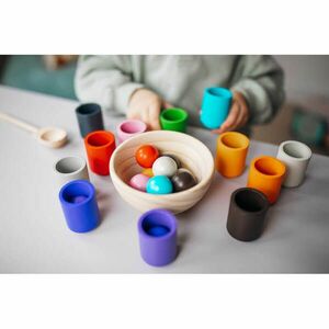 Montessori labdák és poharak gyerekeknek kép