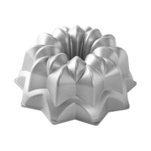 Forma na bábovku v striebornej farbe Nordic Ware Star, 2, 4 l vyobraziť