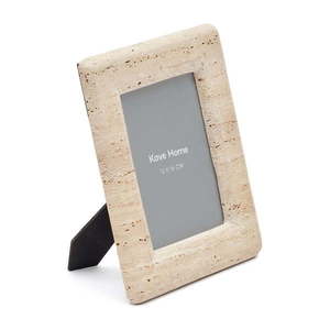 Béžový kamenný stojací rámček 20x25 cm Muire – Kave Home vyobraziť