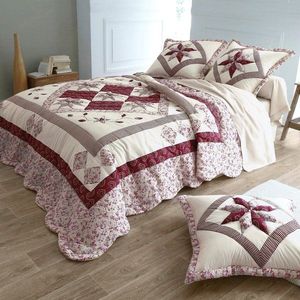 Prikrývka na posteľ patchwork s potlačou kvetín vyobraziť
