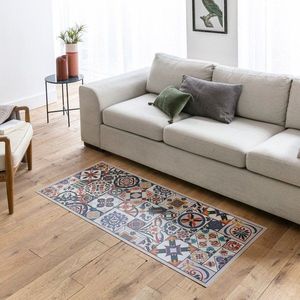 Vinylový koberec s dekorom viacfarebných dlaždíc vyobraziť