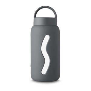 Tmavosivá cestovná fľaša 500 ml Smoke Grey – Muuki vyobraziť