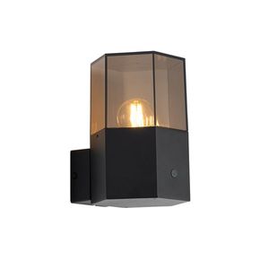 Vonkajšia nástenná lampa čierna s dymovým sklom šesťuholník a senzorom súmraku - Denmark vyobraziť