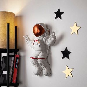 Dekoratívny doplnok na stenu Peace Sign Astronaut - 3 vyobraziť