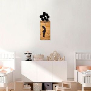 Dekoratívny drevený doplnok na stenu Chıld And Balloons vyobraziť