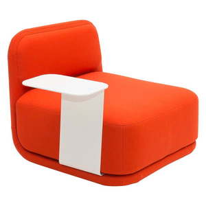 Oranžové kreslo s bielym kovovým stolíkom Softline Standby Low + Side Table vyobraziť