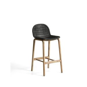 Tmavosivá drevená záhradná barová stolička Alipa – Kave Home vyobraziť