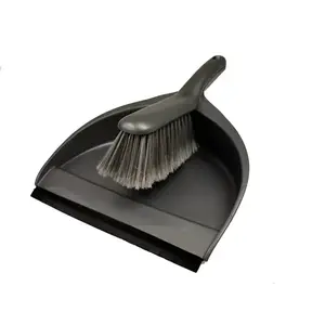 Zmeták s lopatkou na smeti vyobraziť