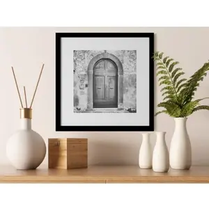 Rámovaný obraz Oblúkovité dvere 30x30 cm, čiernobiele% vyobraziť